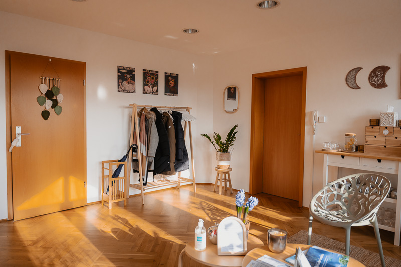 Blick ins Wartezimmer mit Garderobe und Sitzgelegenheiten – WandelRaum®