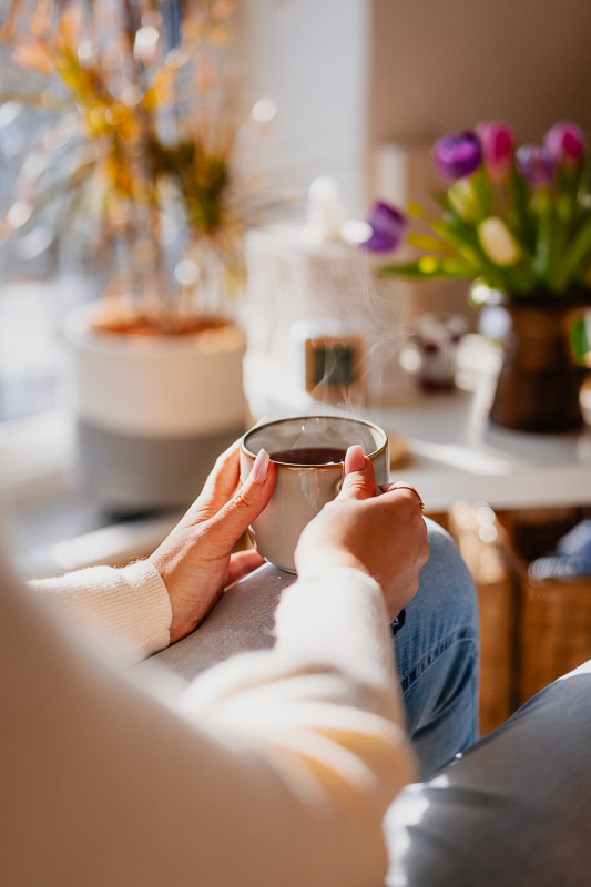 Patientin mit einer Tasse Tee – WandelRaum®