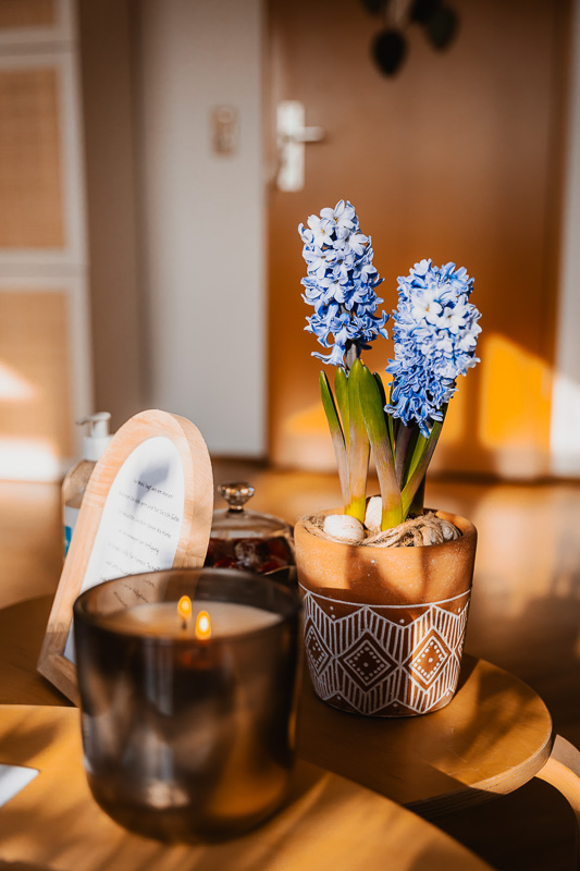 Dekorative Blumen und Kerzen – WandelRaum®